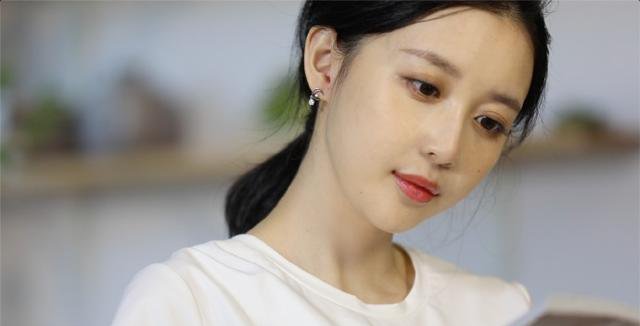  结婚|潘玮柏官宣结婚！晒全家福两人相互依偎，26岁妻子多才多艺颜值高