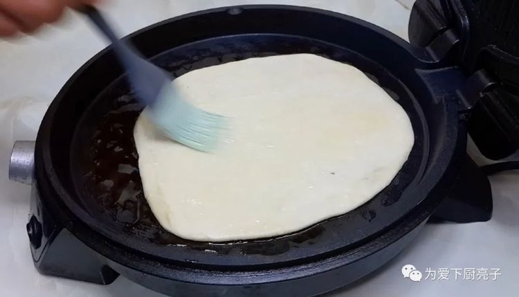  学会|烙饼这么做太香了，开水一烫，张张柔软又劲道，学会天天不起早