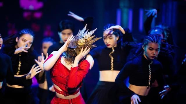  孟美岐|《蒙面舞王》首播尬夸硬捧，卖腰卖腿质量低，王一博孟美岐救不了