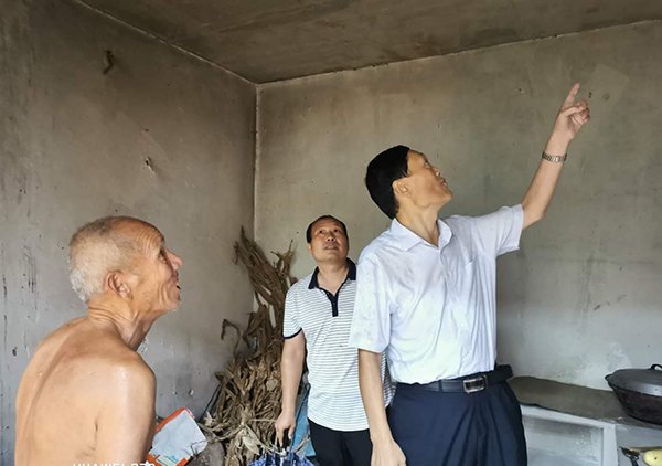  走访|遂平县医保局领导一行到常庄镇龙泉村走访贫困户并督导防汛工作