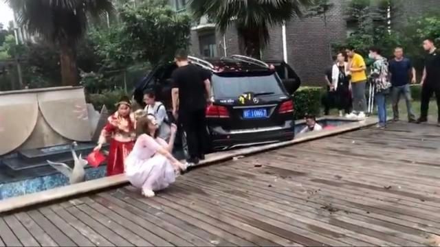  控制|襄阳一接亲车小区内发生事故致2名儿童死亡 死者系一对姐弟 肇事者被警方控制