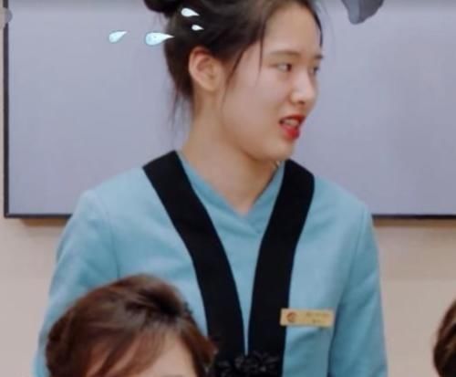  打碎|服务员打碎勺子被吓哭，有谁注意旁边范丞丞的反应？素质如何很明显