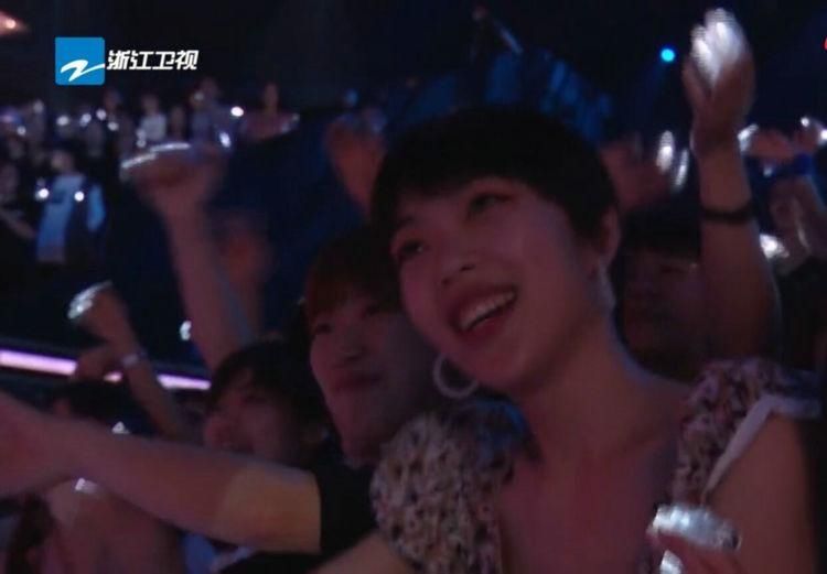  差别|《好声音》镜头频繁对准一个观众，看清正面后，原来是明星脸