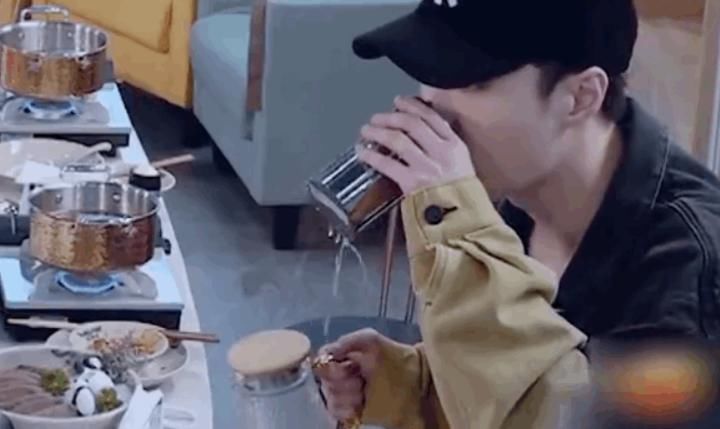  王一博|《这就是街舞》张艺兴一边喝水一边往外漏，网友扒出杯子同款后乐了