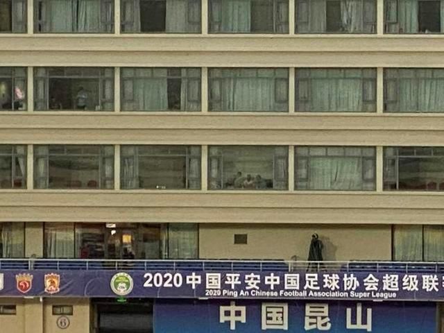  包厢|球迷居然在苏州找到了高性价比“球景房”，480元就像在球场包厢里一样看中超