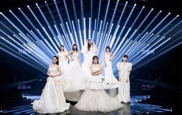  call|李斯丹妮为《姐姐》总决赛公演打call，表白团员不忘安利舞台