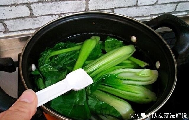 香菇|香菇与油菜简直天生一对,是维生素宝库,多加一个步骤翠绿又美味