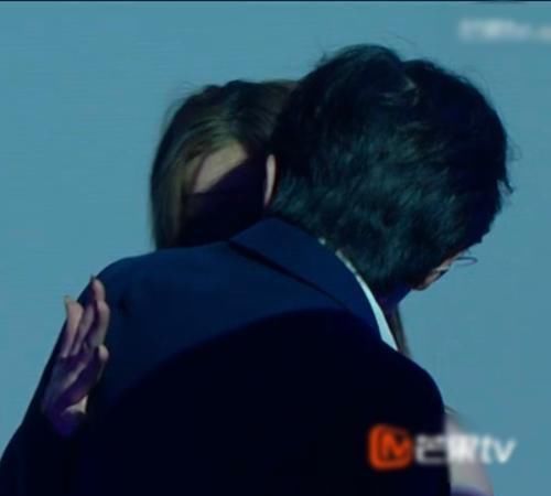  舞台|蔡徐坤亮相姐姐成团夜，舞台上大胆和伴舞亲密互动，粉丝暴风哭泣