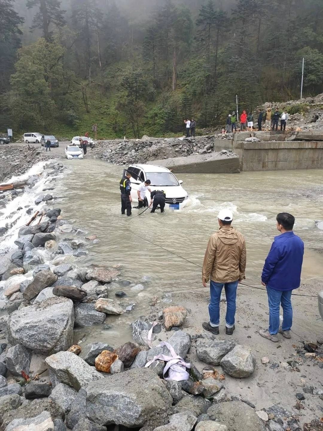 便道|扎墨公路K33便道再次被淹 过往车辆受阻