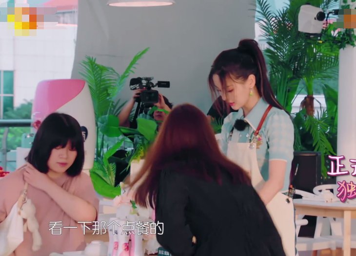  举动|杨超越首次为客人点菜，我却在观察赵丽颖举动，暖心姐姐无疑了