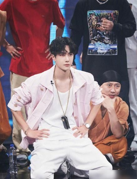  奶盖|《这就是街舞》王一博反撩小宝，粉嫩奶盖的撩头杀摸脸杀