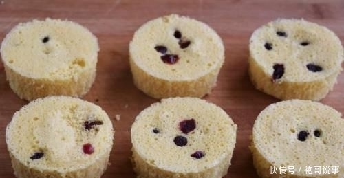 味道|极简版蒸糕,4个鸡蛋1把面粉,不用油上锅蒸,香甜软糯味道好