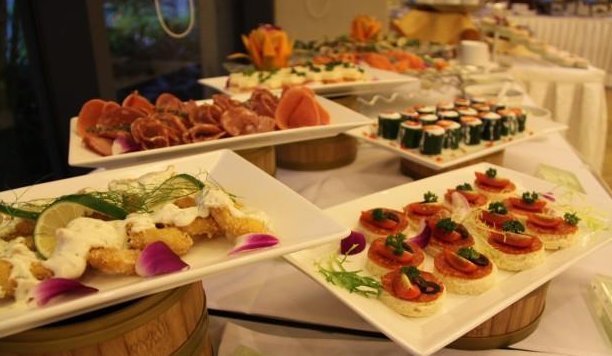 随便|只要交10元就能随便吃的自助餐厅,老板有一个“要求”,网友高