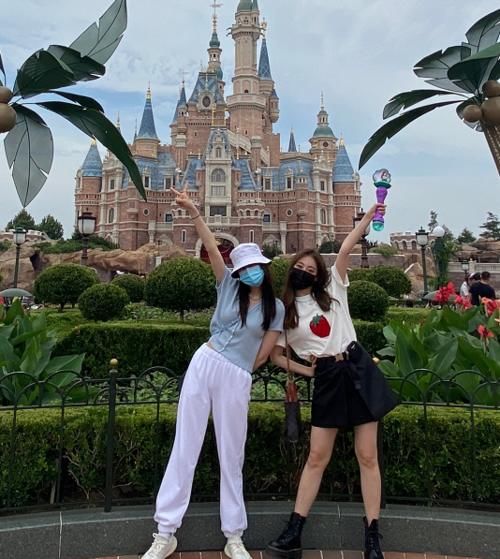  对比|同样是在游乐园拍照留念，看到娜扎和热巴的对比图，两人终于分出了高低