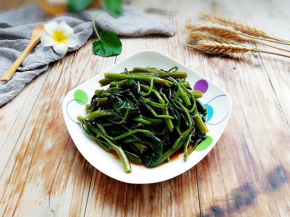  好吃|空心菜别再炒了，加点它拌一拌就上桌，拿肉都不换，太好吃了