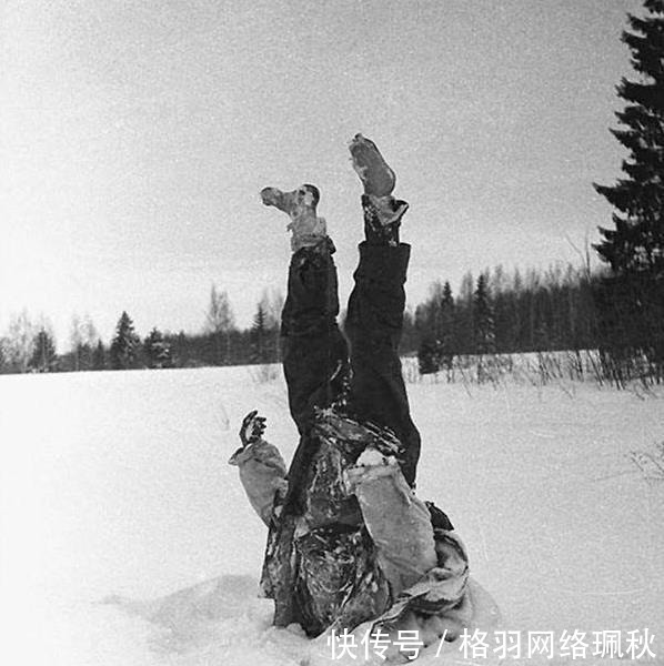 士兵|冻得僵硬的德军士兵遗体，被苏军倒插在雪中当路标