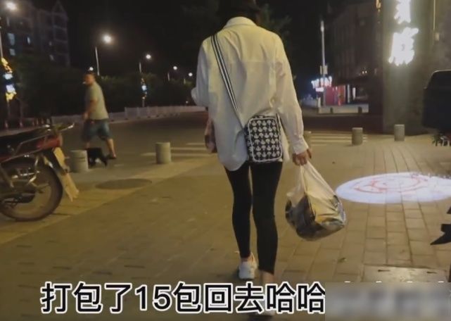 吃饭|张馨予深夜觅食,直接用盆吃饭,摄影师都忍不住吐槽:吃的比我都多