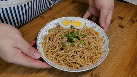 辅料|葱油拌面,分三步就能搞定,从葱油到煮面,好吃的技巧如此简单