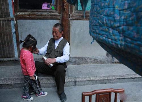 调皮|爷爷带娃逛超市，孩子调皮把鸡蛋打碎了，爷爷的话让店员怀疑人生