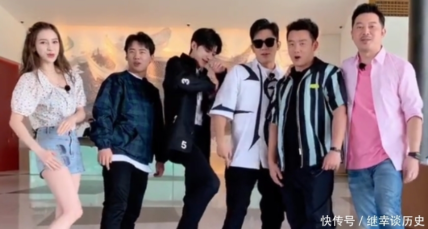 集体|跑男集体录像,其他人都正面镜头,唯独baby与众不同,显腿长!