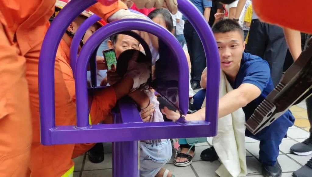  消防人员|@各位家长！无论何时何地，一定要看管好你的孩子！