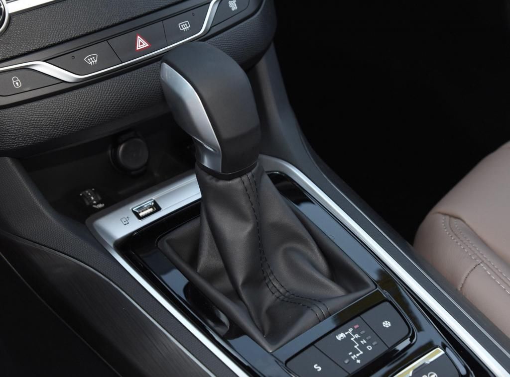 整车|被国人忽略的法系车，底盘和德系一样稳健，油耗5.8L，11.97万起