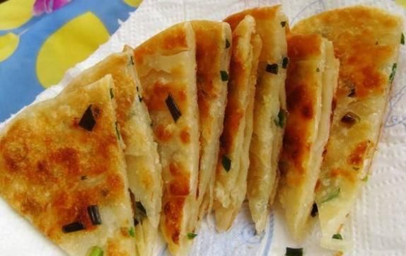  在家|儿子想吃葱花饼，掌握这窍门自己在家也能制作，口感筋道还简单