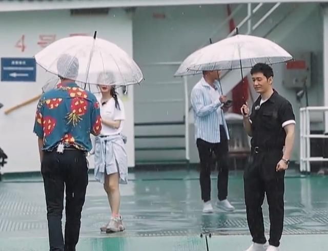  拍到|中餐厅合伙人下游船揽客，镜头却拍到岸边的救护车，令人点赞