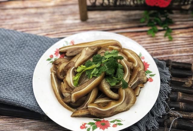 下酒|猪身上最脆爽的一块肉,简单卤一卤,下酒下饭还能美容养颜
