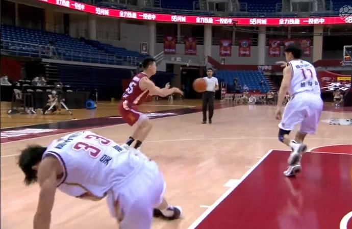 双星|第一后卫被晃倒，爬起来1秒不歇轰10+4，双星19+7浙江大胜14分