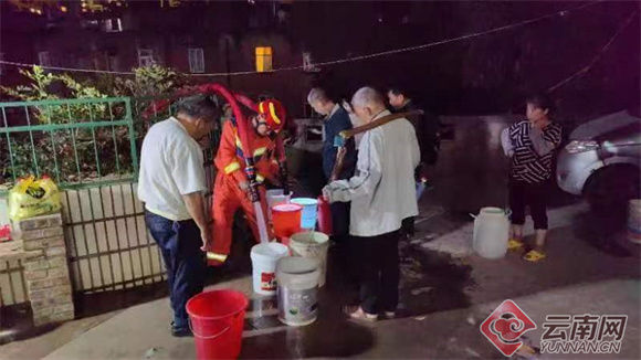 昆明市消防救援支队送水1500余吨抗旱保民生