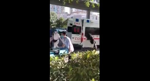  公交车|公交车行驶途中，危险悄悄逼近！司机拼尽全力，护住一车人