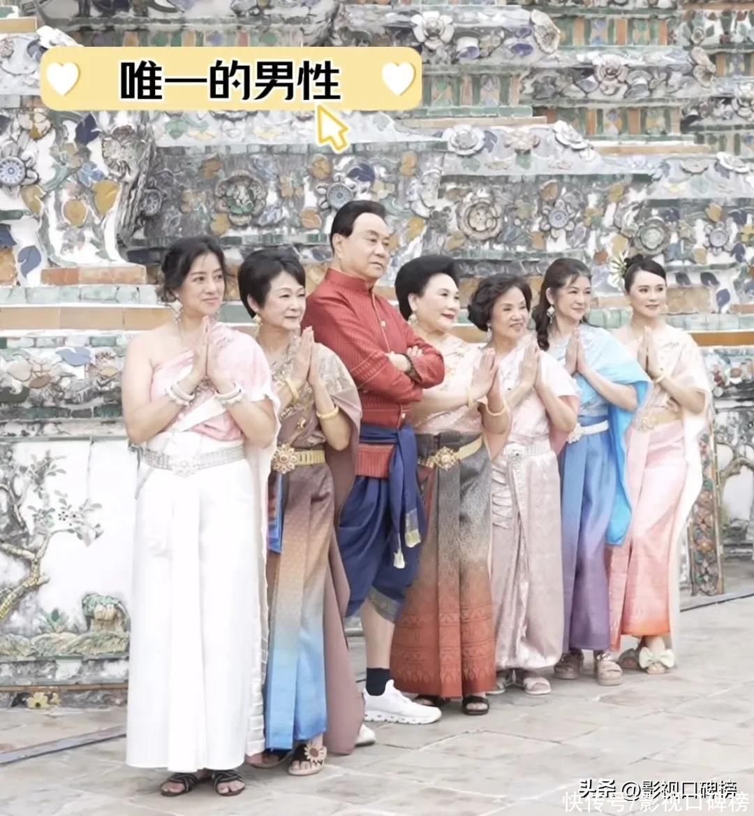 伊能静带家人去旅游,穿泰国服饰被嘲虎背熊腰,女儿五官清秀 伊能静带家人去旅游,穿泰国服饰被嘲虎背熊腰,女儿五官清秀