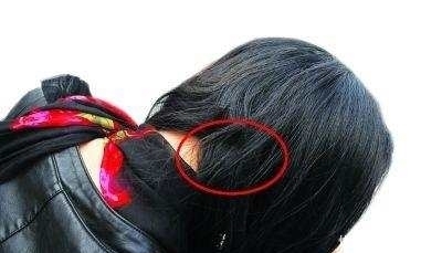 下车|女子坐公交睡着了,下车后总感觉不对劲,捋了一下头发后马上报警