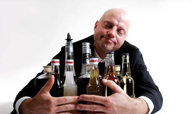  表现|肝癌是酒“泡”出来的？提醒：早起有4个表现，快戒酒，查查肝