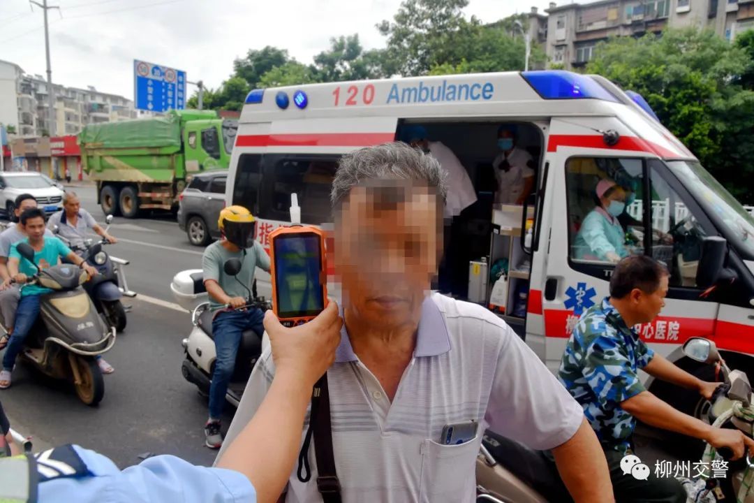  小型新能源|柳州67岁老人驾驶小E突然失控，一路冲撞！其称“车辆停不下来”