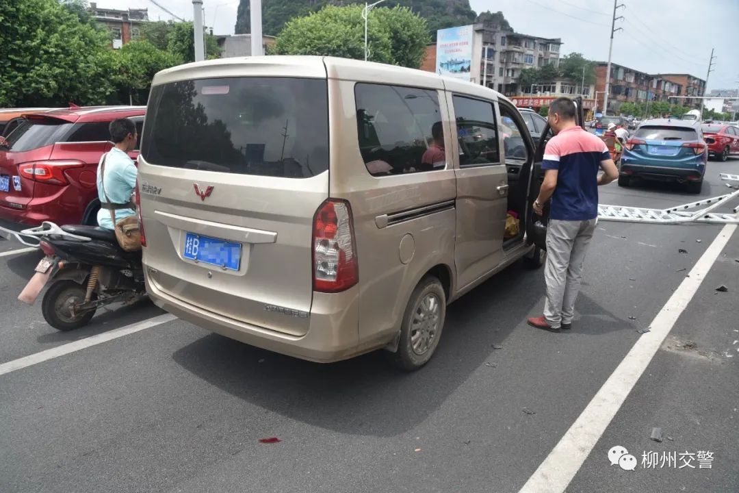  小型新能源|柳州67岁老人驾驶小E突然失控，一路冲撞！其称“车辆停不下来”