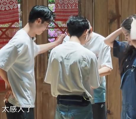  细节|彭昱畅收到许光汉的礼物，谁留意他放的位置？细节暴露人品