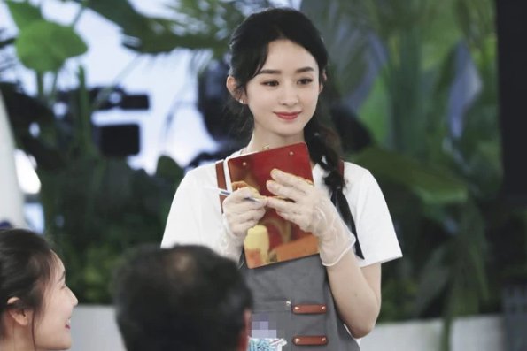  作秀|王俊凯回归《中餐厅》，谁注意他穿啥鞋？干活还是作秀很明显