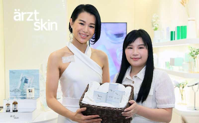  样子|胡杏儿这是中年人的样子？穿白色挂脖连体裤，配短发优雅又少女