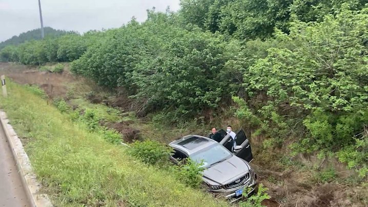 轿车翻入公路排水渠 乘客被困后座 济南消防紧急救援