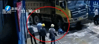 磨没|“你咋就看不见我”男孩被卷进车轮拖行数米后:两个腿的肉都磨没了...