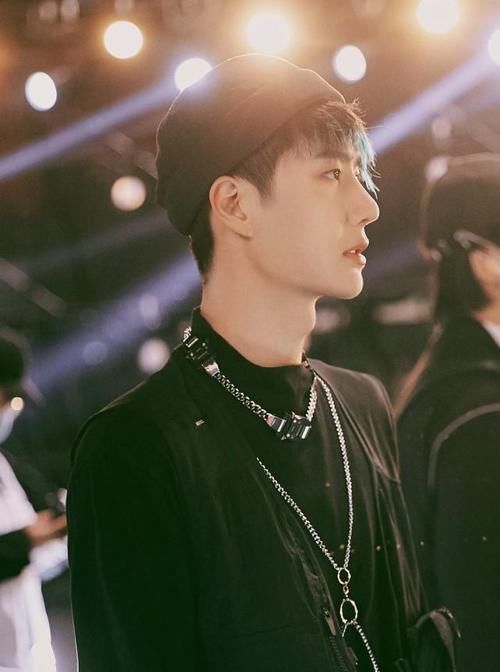  王一博|陈章铭导演为王一博抱不平，不懂他为何第四，粉丝：王一博也没懂