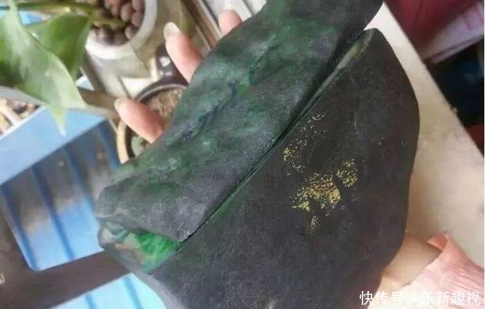  翡翠|缅商要价300万的翡翠原石，一刀切开高兴地跳起来！