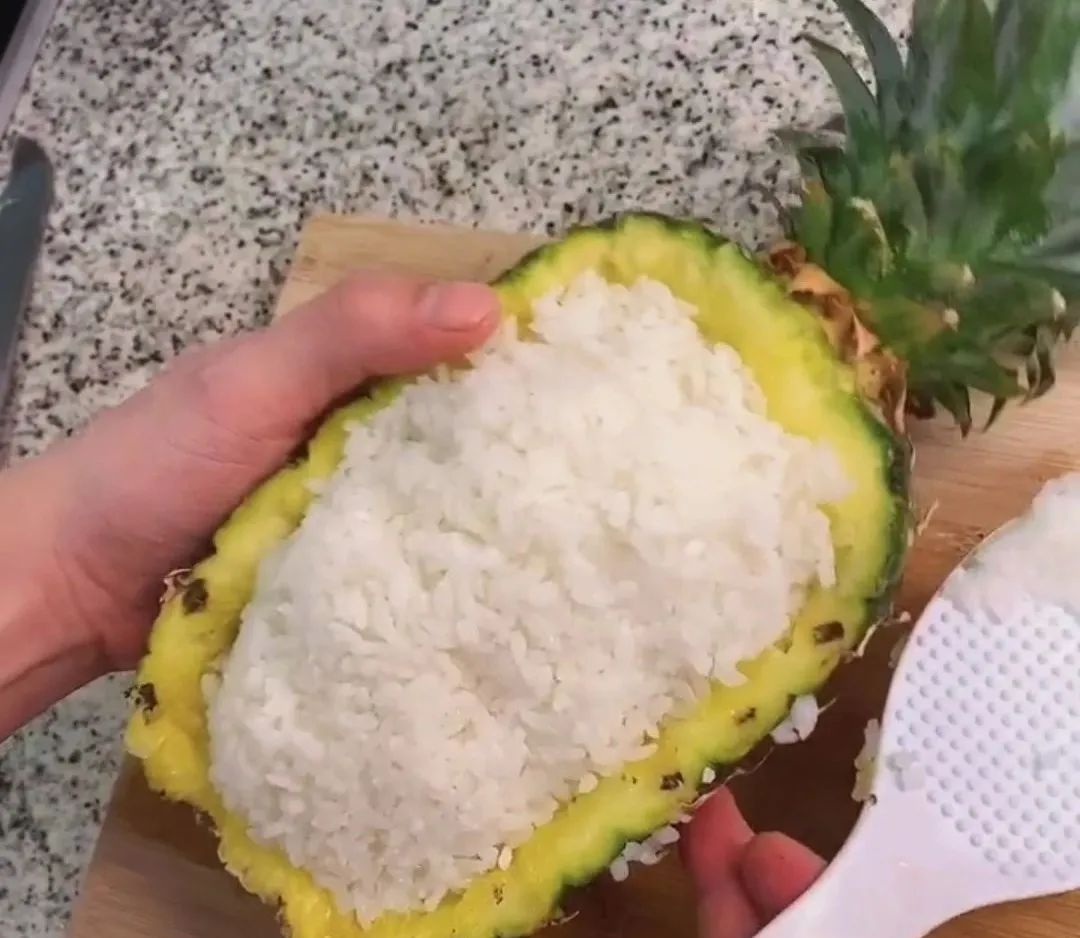  米饭|薛之谦厨房又调皮了！做饭假装好吃，旁边好友一语戳破