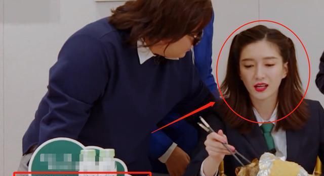  特写|嘉宾游戏奖励吃鸡，画面特写在江疏影的嘴巴，真吃假吃一望而知