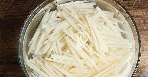 夏天|夏天吃莲藕最养人,这样炒出来不会变黑,更清脆可口