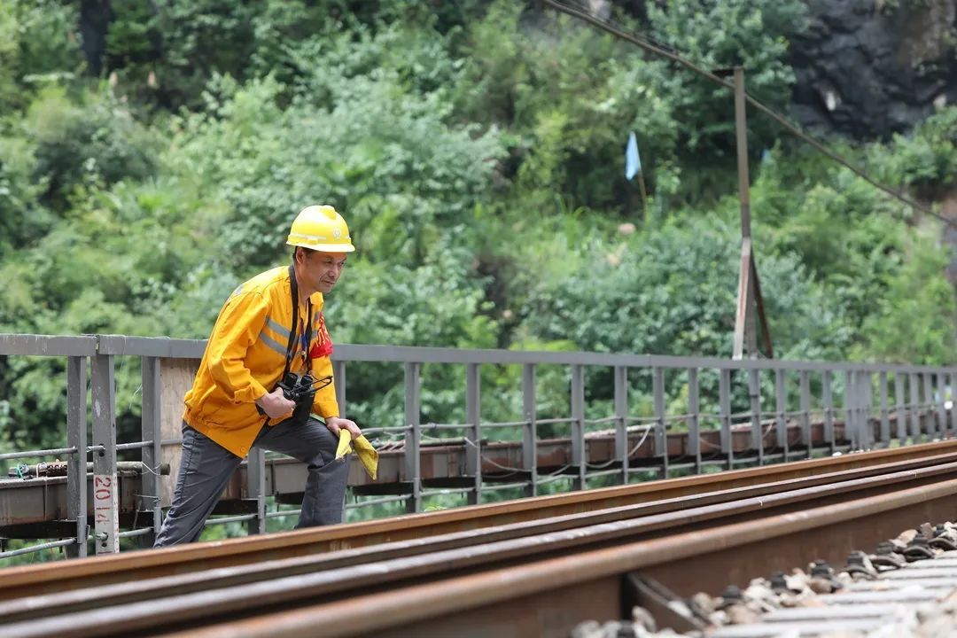 铁路|大雨来袭！两位老兵徒步走进深山里