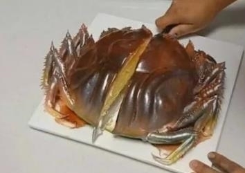 肥美|女孩过生日收到一只肥美的大螃蟹,正准备开吃,切开后发现不一样