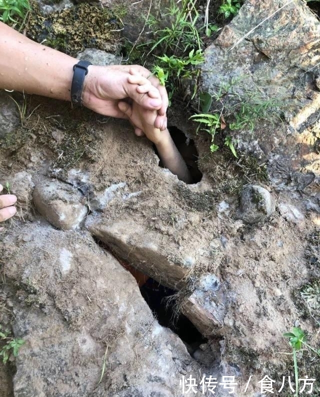  游泳|7岁孩子溪里游泳突然不见了！再一看，岸边涵洞伸出一只手